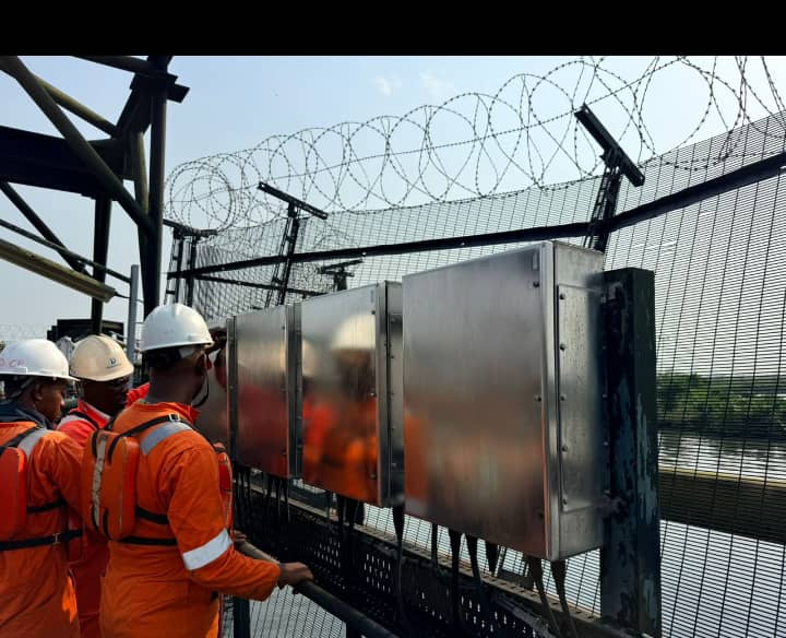 Solar PV array installation as part of a hybrid power solution